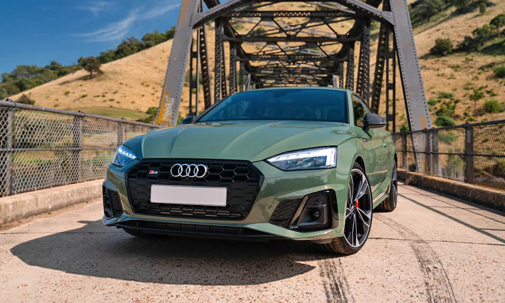 Фото Audi S5 (2024) — вид спереди, фото 15. Анфас: пропорции капота, посадка кузова и графика ходовых огней. Дневные ходовые огни включаются автоматически с запуском Audi S5 (2024) — вид спереди, фото 15
