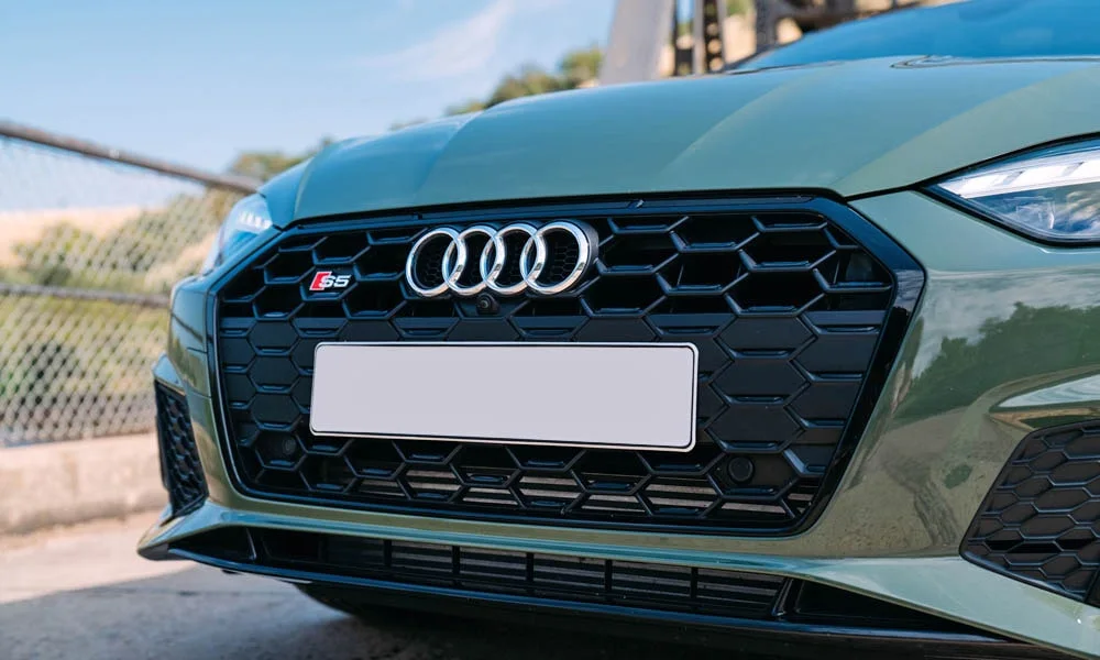Фото Audi S5 (2024) — решётка радиатора, фото 2. Фирменный рисунок облицовки — визитная карточка марки Audi S5 (2024) — решётка радиатора, фото 2