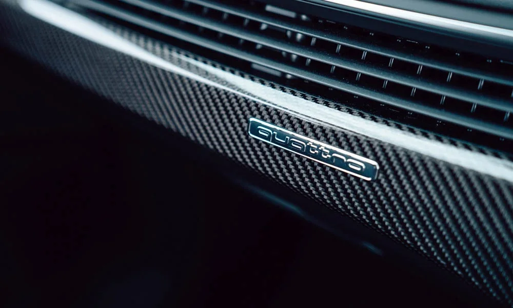 Фото Audi S5 (2024) — решётка радиатора, фото 3. Фирменный рисунок облицовки — визитная карточка марки. Активные жалюзи за решёткой закрываются на трассе ради аэродинамики — есть у ряда моделей Audi S5 (2024) — решётка радиатора, фото 3