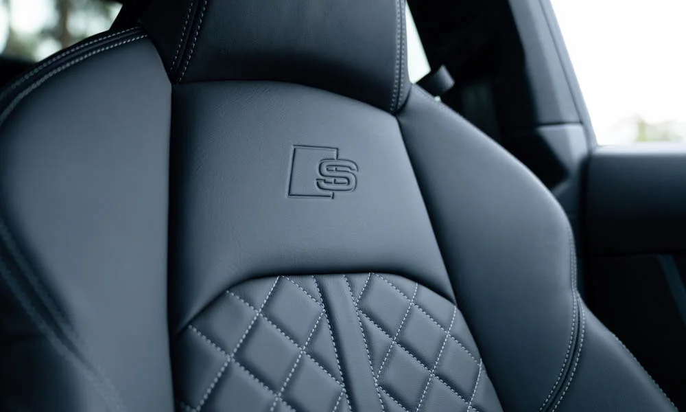 Фото Audi S5 (2024) — интерьер, фото 6. Общий план салона: архитектура панели, консоль и кресла. Светлая гамма зрительно расширяет салон, тёмная — практичнее в уходе Audi S5 (2024) — интерьер, фото 6