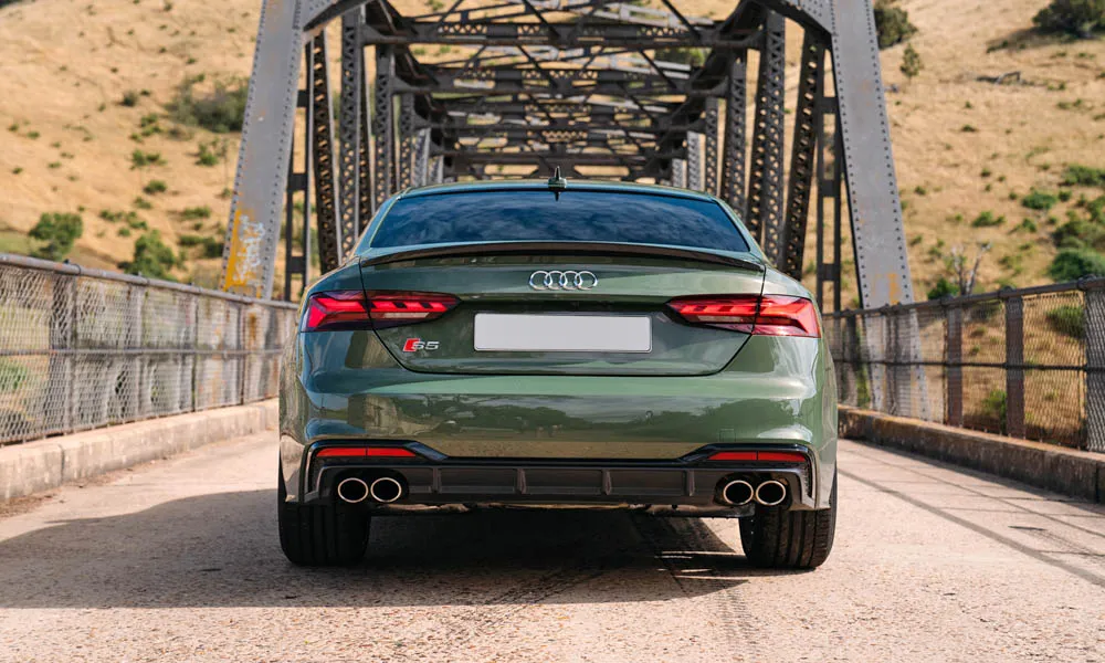 Фото Audi S5 (2024) — вид сзади, фото 13. Графика фонарей, бампер и оформление пятой двери Audi S5 (2024) — вид сзади, фото 13