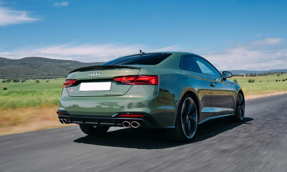 Фото Audi S5 (2024) — вид сзади, фото 15. Линия крыши, стойки и задняя дверь в зелёном исполнении Audi S5 (2024) — вид сзади, фото 15