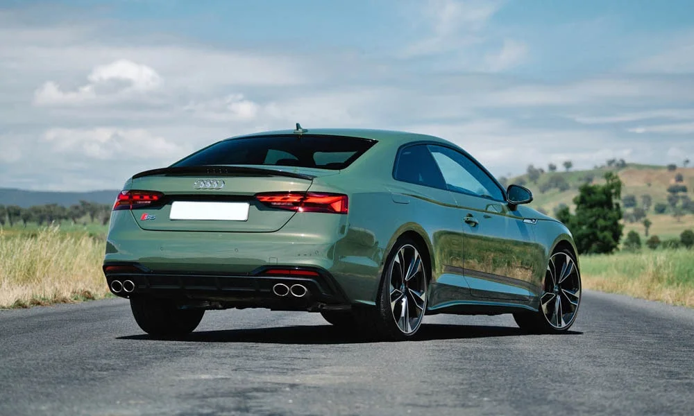 Фото Audi S5 (2024) — вид сзади, фото 17. Зелёный кузов сзади — фонари и бампер определяют ночной образ модели. Светодиодная полоса или раздельные секции — задняя оптика стала главным украшением кормы Audi S5 (2024) — вид сзади, фото 17