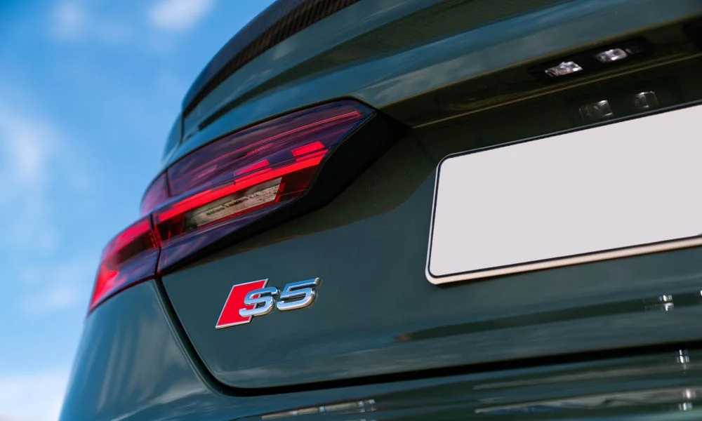 Фото Audi S5 (2024) — вид сзади, фото 18. Корма в зелёном цвете: графика фонарей и пластика пятой двери. Насадки выхлопа или их имитация внизу бампера различают версии Audi S5 (2024) — вид сзади, фото 18