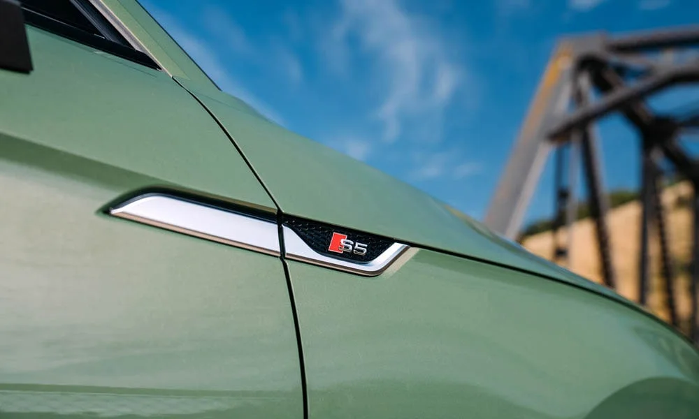 Фото Audi S5 (2024) — крыша, фото 2. Крыша сверху: остекление, рейлинги и антенна-плавник Audi S5 (2024) — крыша, фото 2