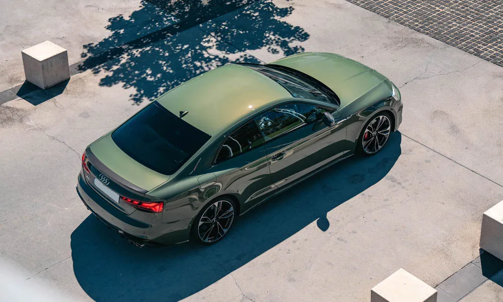Фото Audi S5 (2024) — крыша, фото 3. Линия крыши и панорамное остекление с высоты. Рейлинги рассчитаны на поперечины для бокса или велокреплений Audi S5 (2024) — крыша, фото 3