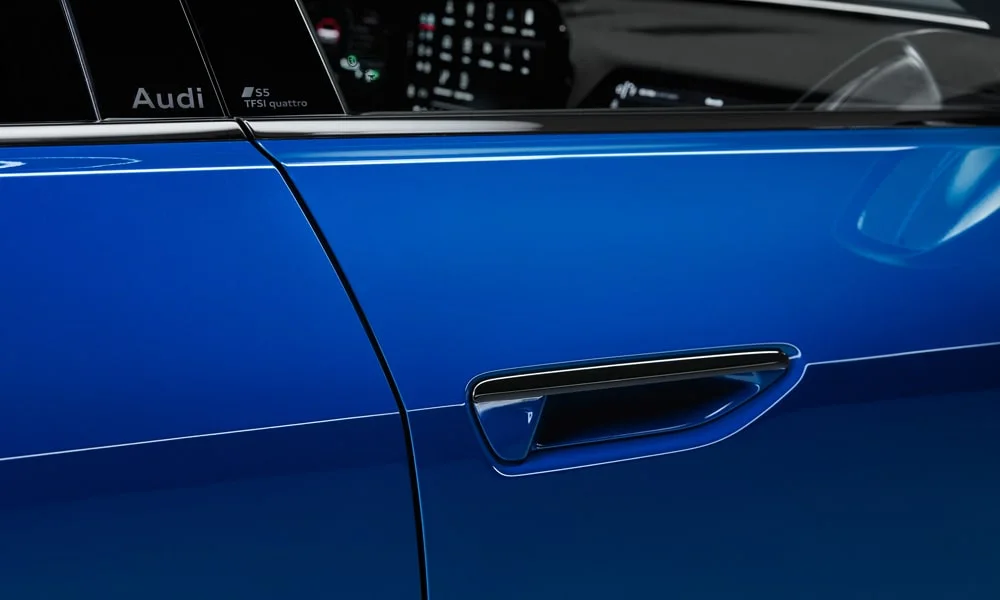 Фото Audi S5 Sportback (2024) — дверная ручка. Ручка двери: утопленное или классическое исполнение — деталь ежедневного контакта. Выдвижные ручки прячутся заподлицо на ходу и улучшают обтекаемость Audi S5 Sportback (2024) — дверная ручка