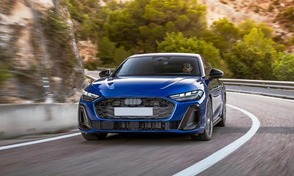 Фото Audi S5 Sportback (2024) — вид спереди, фото 3. Анфас: пропорции капота, посадка кузова и графика ходовых огней. Дневные ходовые огни включаются автоматически с запуском Audi S5 Sportback (2024) — вид спереди, фото 3