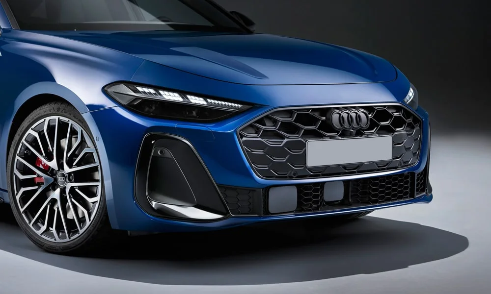 Фото Audi S5 Sportback (2024) — вид спереди, фото 4. Синий кузов, строгая симметрия оптики — базовый ракурс знакомства с дизайном. Дневные ходовые огни включаются автоматически с запуском Audi S5 Sportback (2024) — вид спереди, фото 4