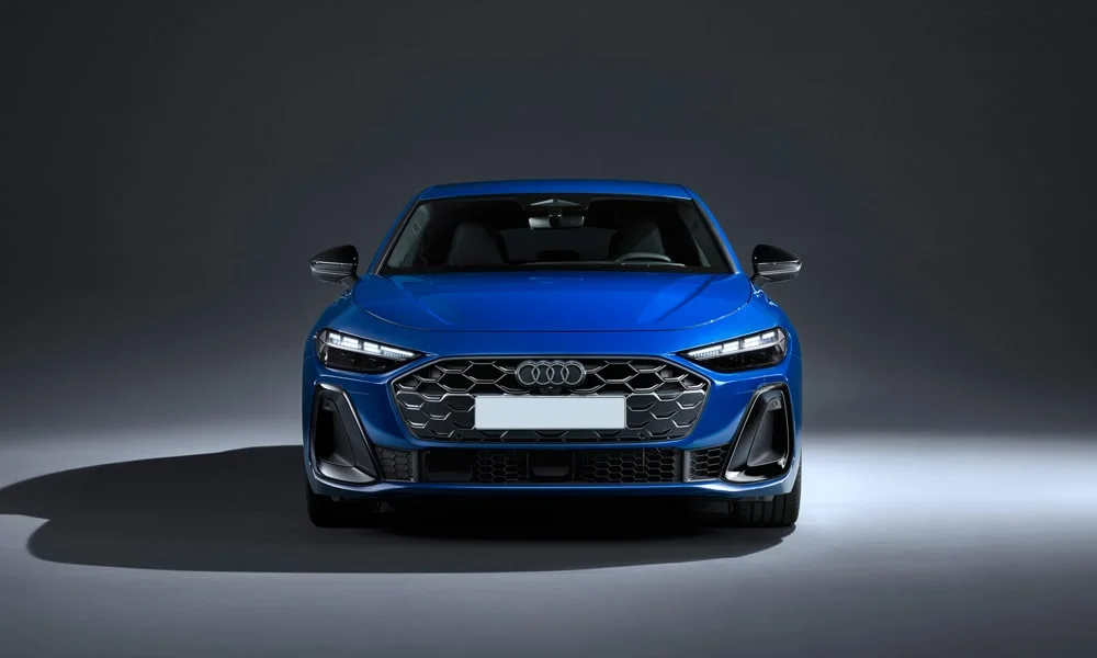 Фото Audi S5 Sportback (2024) — вид спереди, фото 8. Анфас: пропорции капота, посадка кузова и графика ходовых огней. Рисунок ходовых огней — подпись модели, по нему её узнают в потоке Audi S5 Sportback (2024) — вид спереди, фото 8