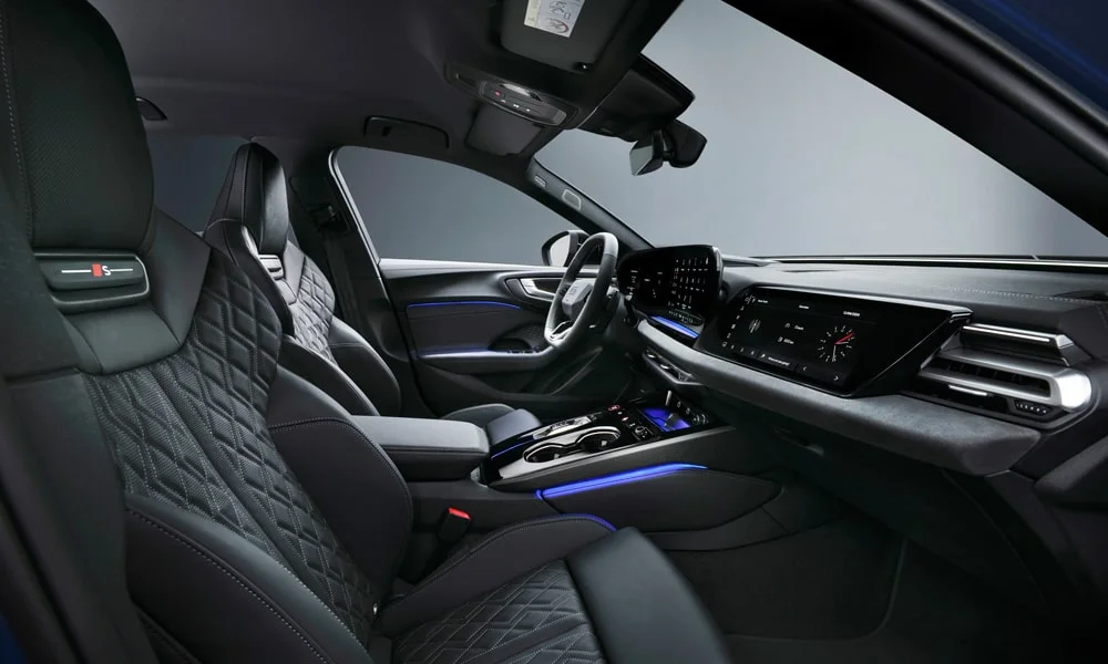Фото Audi S5 Sportback (2024) — интерьер. Общий план салона: архитектура панели, консоль и кресла. Светлая гамма зрительно расширяет салон, тёмная — практичнее в уходе Audi S5 Sportback (2024) — интерьер