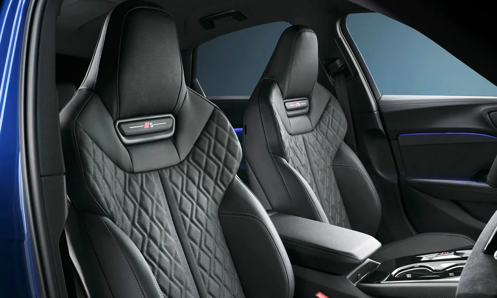 Фото Audi S5 Sportback (2024) — интерьер, фото 2. Общий план салона: архитектура панели, консоль и кресла Audi S5 Sportback (2024) — интерьер, фото 2