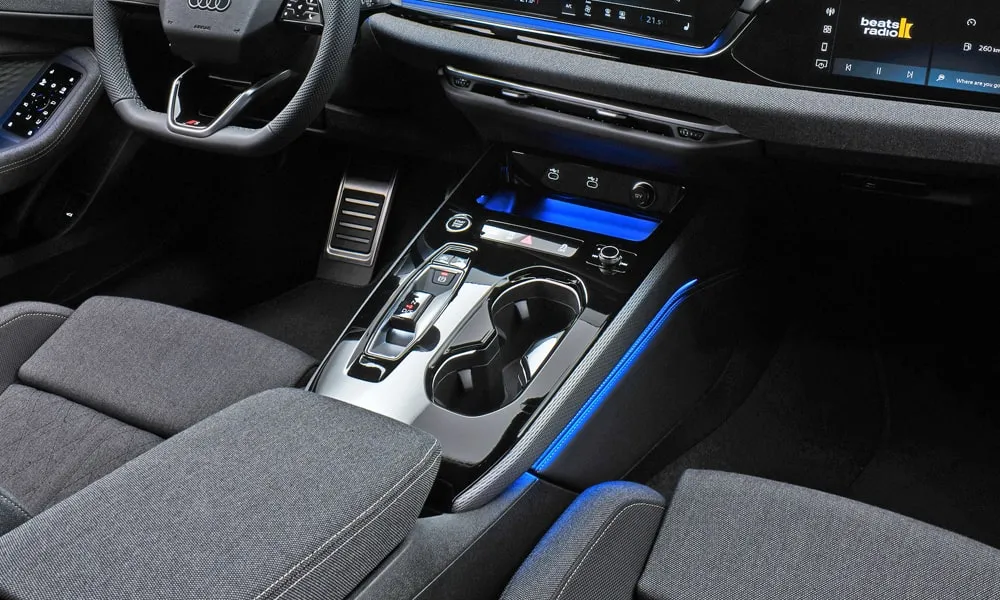 Фото Audi S5 Sportback (2024) — интерьер, фото 3. Общий план салона: архитектура панели, консоль и кресла. Светлая гамма зрительно расширяет салон, тёмная — практичнее в уходе Audi S5 Sportback (2024) — интерьер, фото 3