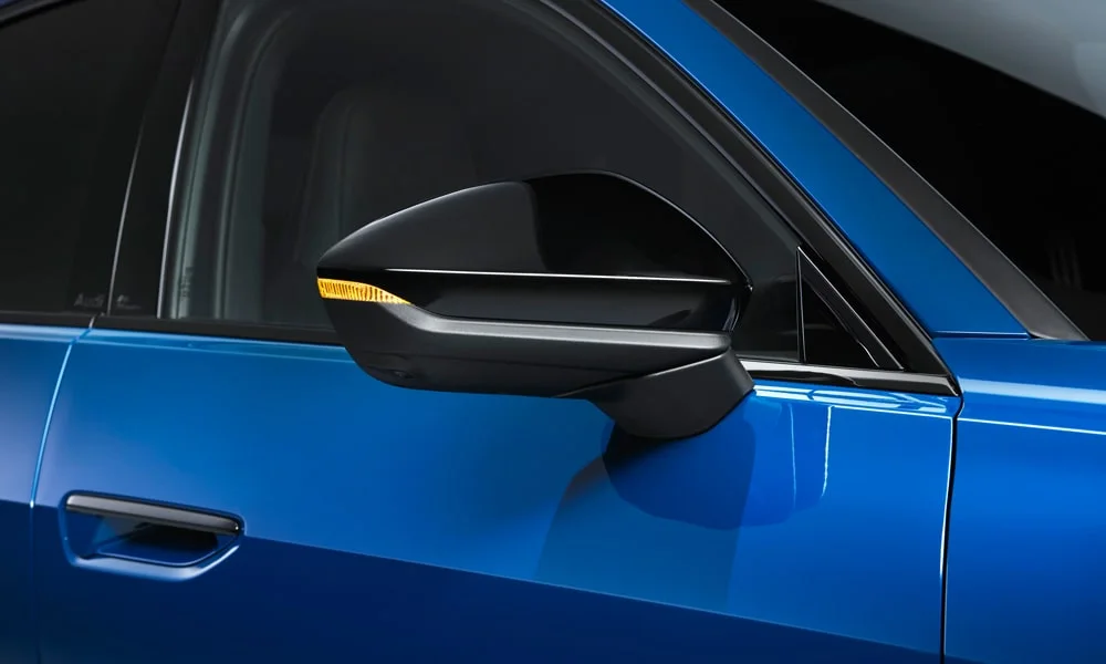 Фото Audi S5 Sportback (2024) — наружное зеркало. Корпус зеркала в цвет кузова или контрастный чёрный — зависит от комплектации. Обогрев и электроскладывание зеркал управляются с водительской двери Audi S5 Sportback (2024) — наружное зеркало