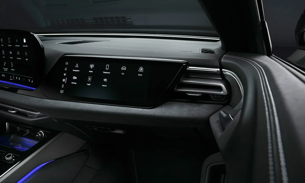 Фото Audi S5 Sportback (2024) — экран мультимедиа. Сдвоенный экран во всю ширину передней панели Audi S5 Sportback (2024) — экран мультимедиа