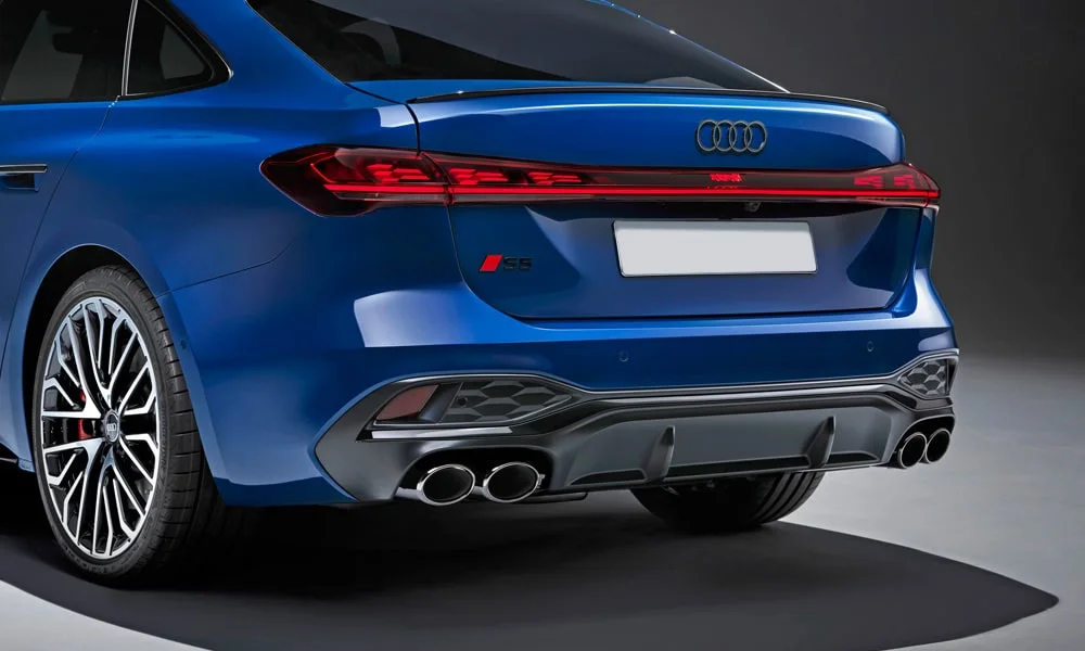 Фото Audi S5 Sportback (2024) — вид сзади, фото 5. Корма в синем цвете: графика фонарей и пластика пятой двери. Светодиодная полоса или раздельные секции — задняя оптика стала главным украшением кормы Audi S5 Sportback (2024) — вид сзади, фото 5