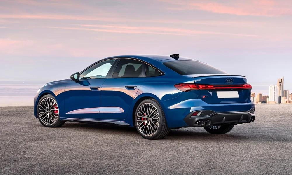Фото Audi S5 Sportback (2024) — вид сзади, фото 6. Корма в синем цвете: графика фонарей и пластика пятой двери Audi S5 Sportback (2024) — вид сзади, фото 6