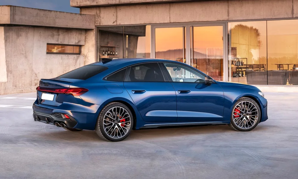 Фото Audi S5 Sportback (2024) — вид сзади, фото 7. Графика фонарей, бампер и оформление пятой двери. Насадки выхлопа или их имитация внизу бампера различают версии Audi S5 Sportback (2024) — вид сзади, фото 7