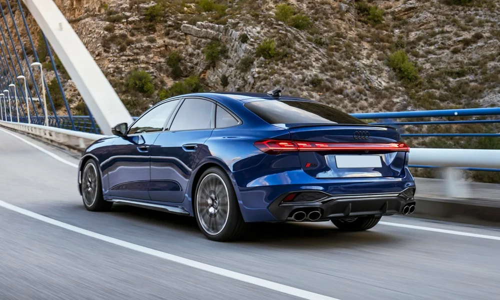 Фото Audi S5 Sportback (2024) — вид сзади, фото 8. Линия крыши, стойки и задняя дверь в синем исполнении. Светодиодная полоса или раздельные секции — задняя оптика стала главным украшением кормы Audi S5 Sportback (2024) — вид сзади, фото 8