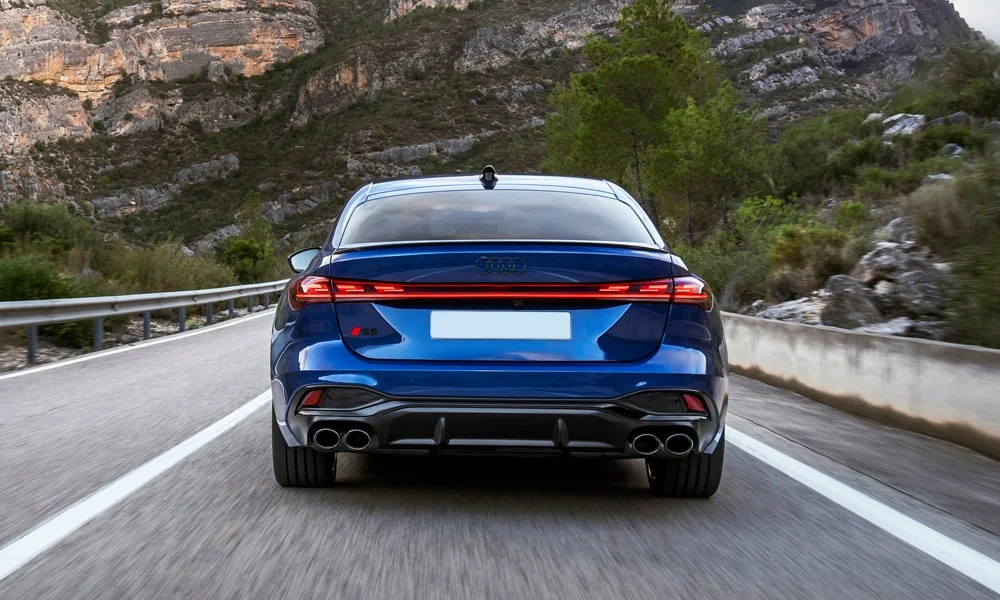 Фото Audi S5 Sportback (2024) — вид сзади, фото 9. Графика фонарей, бампер и оформление пятой двери. Насадки выхлопа или их имитация внизу бампера различают версии Audi S5 Sportback (2024) — вид сзади, фото 9