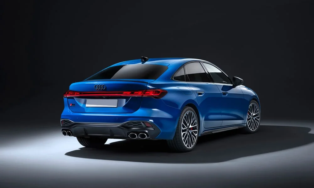 Фото Audi S5 Sportback (2024) — вид сзади, фото 10. Графика фонарей, бампер и оформление пятой двери. Светодиодная полоса или раздельные секции — задняя оптика стала главным украшением кормы Audi S5 Sportback (2024) — вид сзади, фото 10