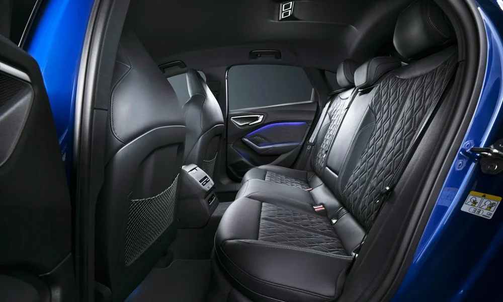 Фото Audi S5 Sportback (2024) — задние сиденья. Посадка второго ряда: подголовники и подлокотник Audi S5 Sportback (2024) — задние сиденья