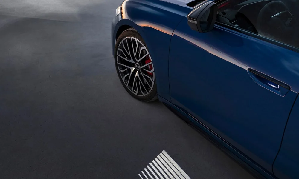 Фото Audi S5 Sportback (2024) — крыша. Линия крыши и панорамное остекление с высоты. Панорамное стекло зрительно увеличивает салон; шторка спасает в жару Audi S5 Sportback (2024) — крыша