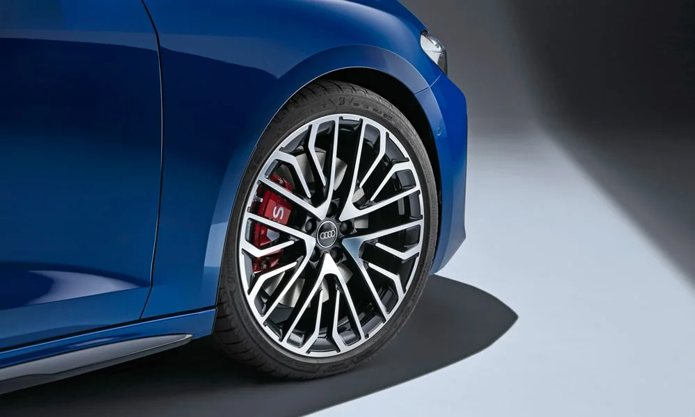 Фото Audi S5 Sportback (2024) — колесо и диск. Дизайн спиц и профиль резины крупным планом. Индекс скорости и нагрузки читается на боковине шины Audi S5 Sportback (2024) — колесо и диск