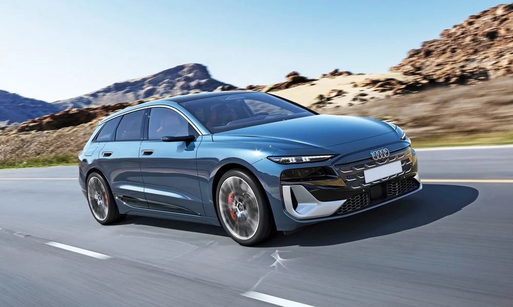 Фото Audi S6 Avant e-tron (2024) — вид спереди, фото 3. Оптика, решётка и бампер — первое впечатление о модели. Дневные ходовые огни включаются автоматически с запуском Audi S6 Avant e-tron (2024) — вид спереди, фото 3