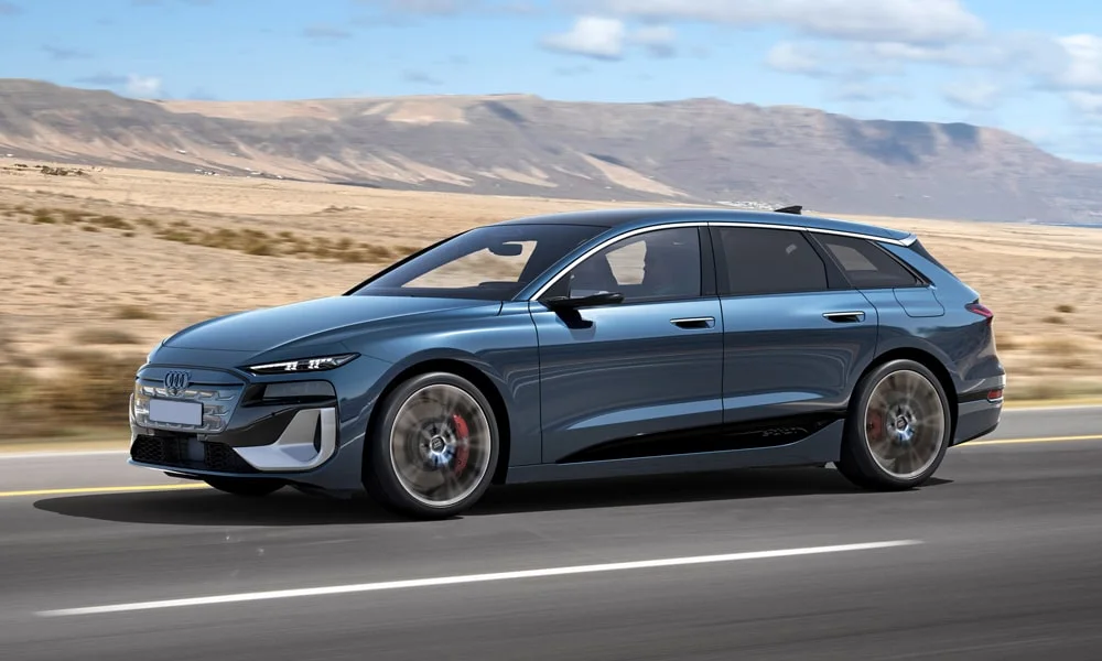 Фото Audi S6 Avant e-tron (2024) — вид спереди, фото 4. Кузов в синем цвете: рисунок оптики и решётки задаёт узнаваемое «лицо» модели. Рисунок ходовых огней — подпись модели, по нему её узнают в потоке Audi S6 Avant e-tron (2024) — вид спереди, фото 4