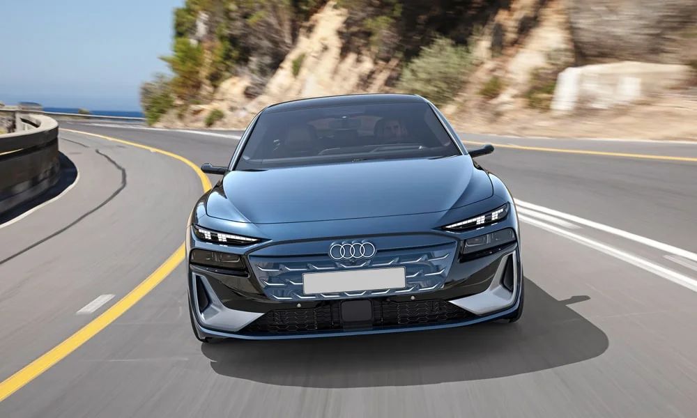 Фото Audi S6 Avant e-tron (2024) — вид спереди, фото 5. Синий кузов, строгая симметрия оптики — базовый ракурс знакомства с дизайном. Дневные ходовые огни включаются автоматически с запуском Audi S6 Avant e-tron (2024) — вид спереди, фото 5