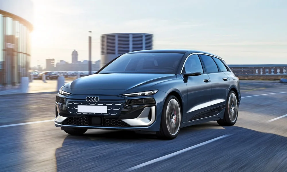 Фото Audi S6 Avant e-tron (2024) — вид спереди, фото 8. Анфас: пропорции капота, посадка кузова и графика ходовых огней. Рисунок ходовых огней — подпись модели, по нему её узнают в потоке Audi S6 Avant e-tron (2024) — вид спереди, фото 8