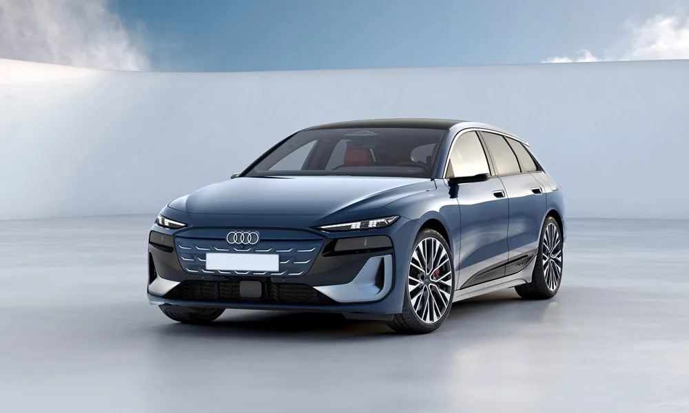Фото Audi S6 Avant e-tron (2024) — вид спереди, фото 9. Кузов в синем цвете: рисунок оптики и решётки задаёт узнаваемое «лицо» модели. Дневные ходовые огни включаются автоматически с запуском Audi S6 Avant e-tron (2024) — вид спереди, фото 9