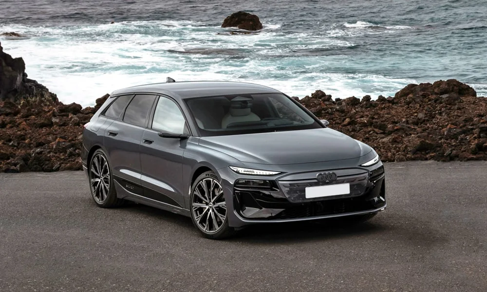 Фото Audi S6 Avant e-tron (2024) — вид спереди, фото 10. Кузов в сером цвете: рисунок оптики и решётки задаёт узнаваемое «лицо» модели. Дневные ходовые огни включаются автоматически с запуском Audi S6 Avant e-tron (2024) — вид спереди, фото 10