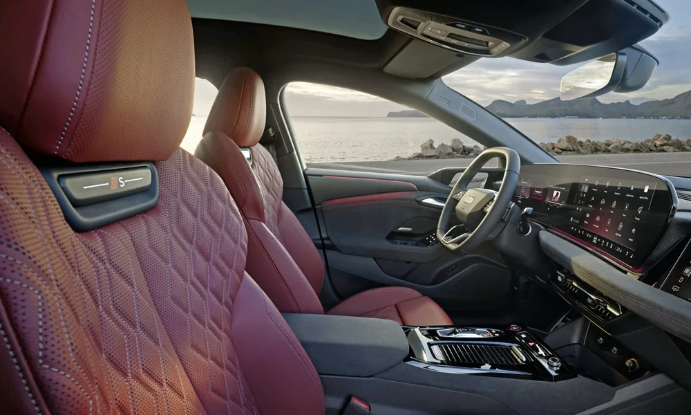Фото Audi S6 Avant e-tron (2024) — интерьер. Общий план салона: архитектура панели, консоль и кресла. Светлая гамма зрительно расширяет салон, тёмная — практичнее в уходе Audi S6 Avant e-tron (2024) — интерьер