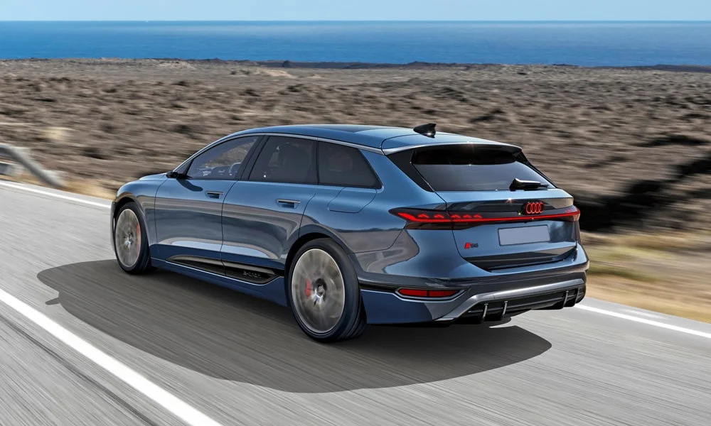 Фото Audi S6 Avant e-tron (2024) — вид сзади, фото 5. Корма в синем цвете: графика фонарей и пластика пятой двери. Светодиодная полоса или раздельные секции — задняя оптика стала главным украшением кормы Audi S6 Avant e-tron (2024) — вид сзади, фото 5