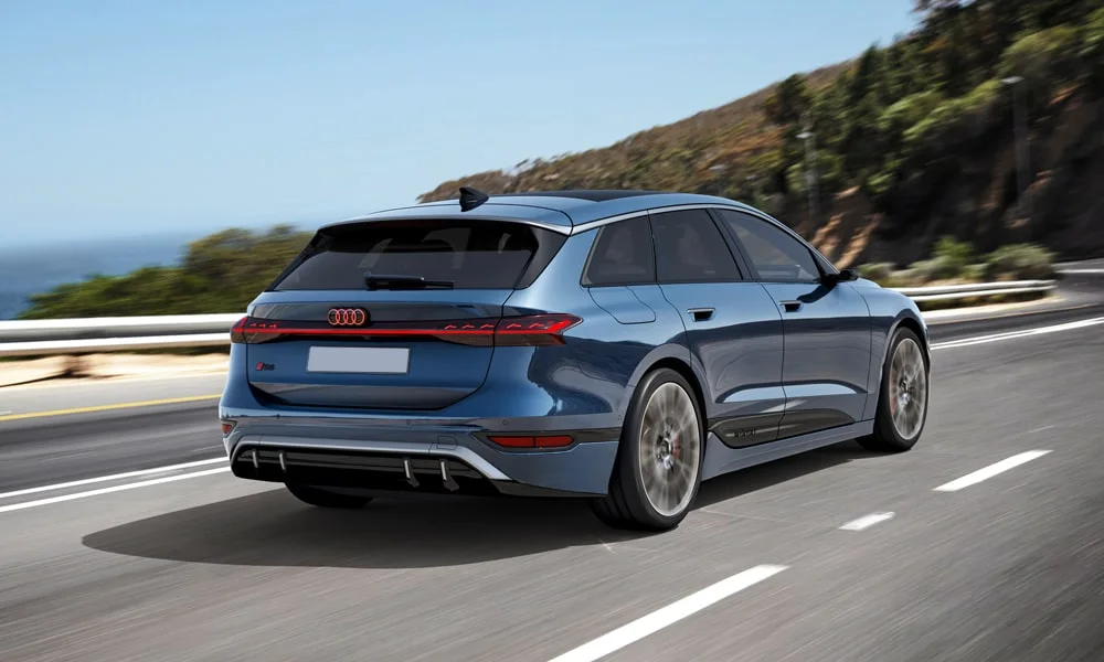 Фото Audi S6 Avant e-tron (2024) — вид сзади, фото 7. Корма в синем цвете: графика фонарей и пластика пятой двери Audi S6 Avant e-tron (2024) — вид сзади, фото 7