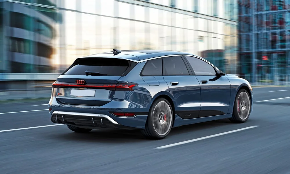 Фото Audi S6 Avant e-tron (2024) — вид сзади, фото 8. Корма в синем цвете: графика фонарей и пластика пятой двери. Насадки выхлопа или их имитация внизу бампера различают версии Audi S6 Avant e-tron (2024) — вид сзади, фото 8