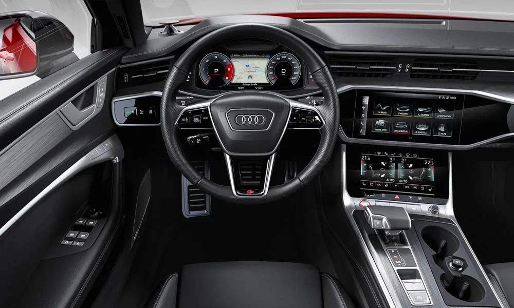 Фото Audi S6 Avant (2024) — передняя панель. Компоновка экранов, дефлекторов и консоли. Мягкие материалы верхнего яруса и вставки задают уровень интерьера Audi S6 Avant (2024) — передняя панель