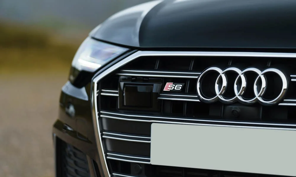Фото Audi S6 Avant (2024) — вид спереди, фото 7. Анфас: пропорции капота, посадка кузова и графика ходовых огней. Рисунок ходовых огней — подпись модели, по нему её узнают в потоке Audi S6 Avant (2024) — вид спереди, фото 7