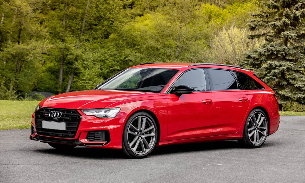 Фото Audi S6 Avant (2024) — вид спереди, фото 8. Оптика, решётка и бампер — первое впечатление о модели. Рисунок ходовых огней — подпись модели, по нему её узнают в потоке Audi S6 Avant (2024) — вид спереди, фото 8