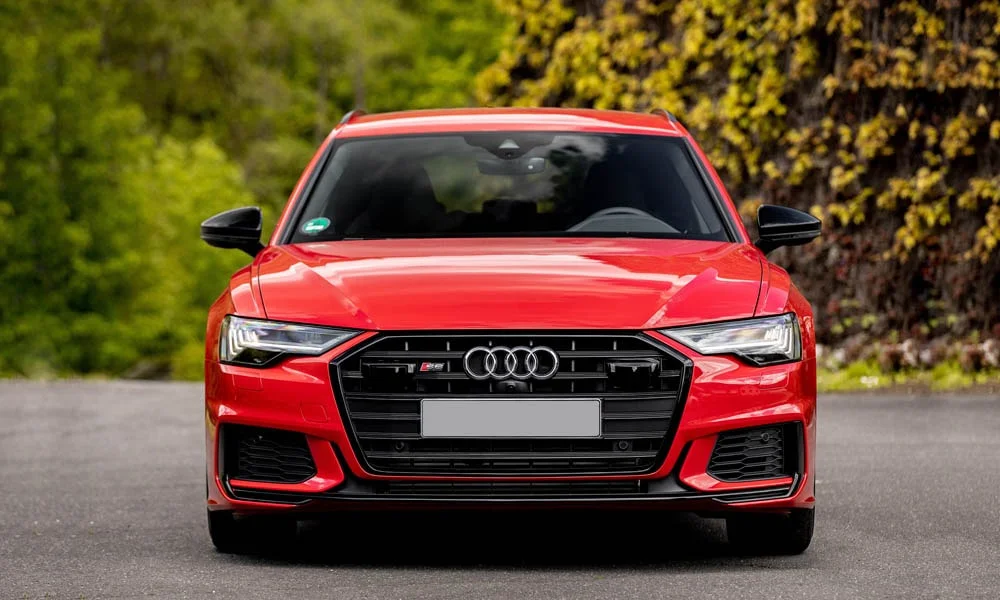 Фото Audi S6 Avant (2024) — вид спереди, фото 9. Анфас: пропорции капота, посадка кузова и графика ходовых огней Audi S6 Avant (2024) — вид спереди, фото 9