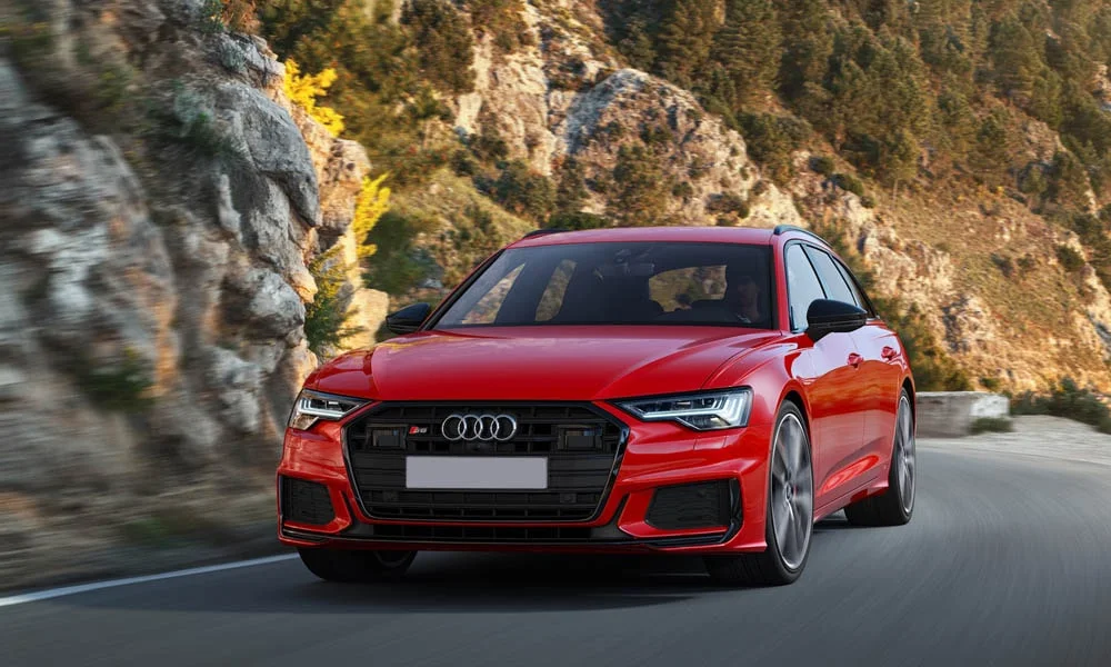 Фото Audi S6 Avant (2024) — вид спереди, фото 10. Передок в красном исполнении — крупная светотехника и выразительный бампер Audi S6 Avant (2024) — вид спереди, фото 10