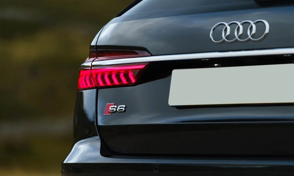 Фото Audi S6 Avant (2024) — вид сзади, фото 3. Линия крыши, стойки и задняя дверь в чёрном исполнении. Светодиодная полоса или раздельные секции — задняя оптика стала главным украшением кормы Audi S6 Avant (2024) — вид сзади, фото 3