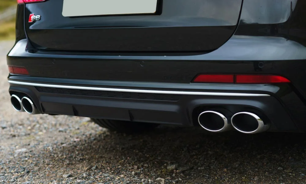 Фото Audi S6 Avant (2024) — вид сзади, фото 4. Линия крыши, стойки и задняя дверь в чёрном исполнении. Насадки выхлопа или их имитация внизу бампера различают версии Audi S6 Avant (2024) — вид сзади, фото 4