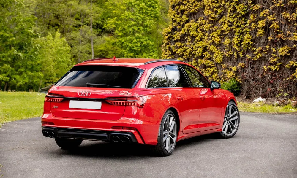 Фото Audi S6 Avant (2024) — вид сзади, фото 5. Линия крыши, стойки и задняя дверь в красном исполнении Audi S6 Avant (2024) — вид сзади, фото 5