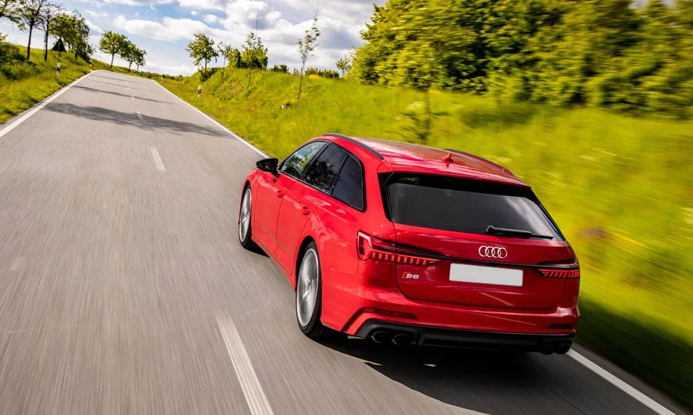 Фото Audi S6 Avant (2024) — вид сзади, фото 8. Графика фонарей, бампер и оформление пятой двери. Насадки выхлопа или их имитация внизу бампера различают версии Audi S6 Avant (2024) — вид сзади, фото 8