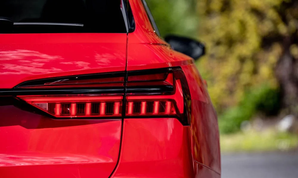 Фото Audi S6 Avant (2024) — вид сзади, фото 9. Красный кузов сзади — фонари и бампер определяют ночной образ модели. Насадки выхлопа или их имитация внизу бампера различают версии Audi S6 Avant (2024) — вид сзади, фото 9