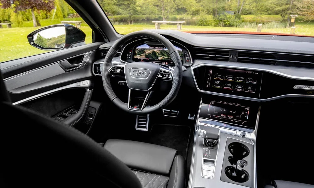 Фото Audi S6 Avant (2024) — руль. Обшивка обода и компоновка спиц крупным планом Audi S6 Avant (2024) — руль