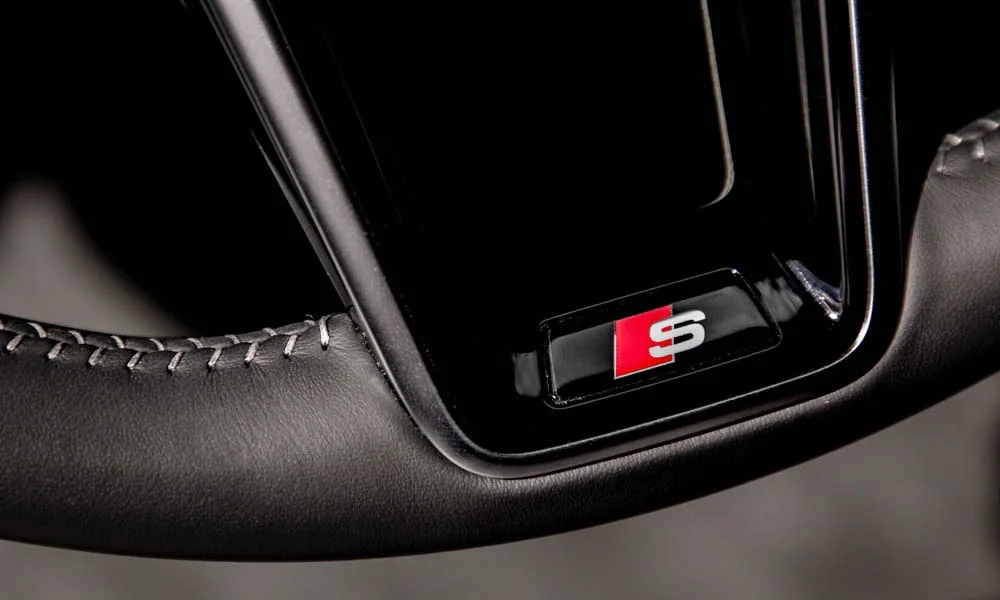 Фото Audi S6 Avant (2024) — руль, фото 2. Обшивка обода и компоновка спиц крупным планом. Обогрев обода — опция, которую оценят зимой Audi S6 Avant (2024) — руль, фото 2